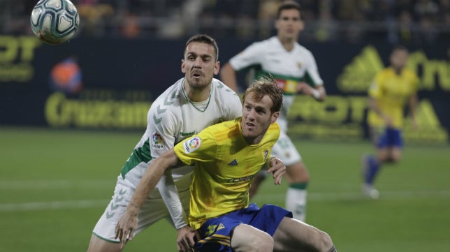 Cádiz CF-Elche (0-0) El líder frena pero no negocia