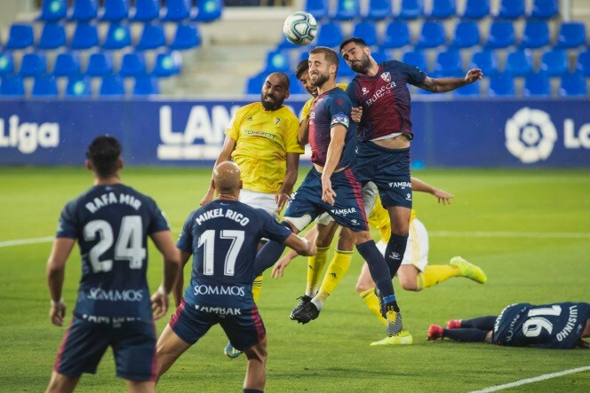 (VÍDEO) El gol de Okazaki que adelantó al Huesca ante el Cádiz CF