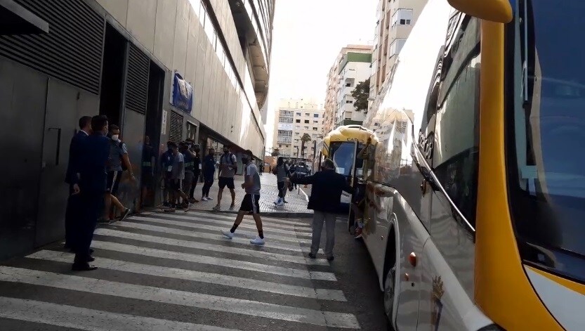 (VÍDEO) El Cádiz CF llega a Carranza sin incidentes