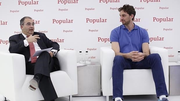 Rueda de prensa de Pau Gasol, en la imagen con Ángel Ron presidente del Banco Popular