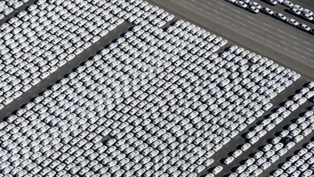 Vehículos nuevos de Volkswagen esperan en la planta de Emden, al noroeste de Alemania, a ser distribuidos