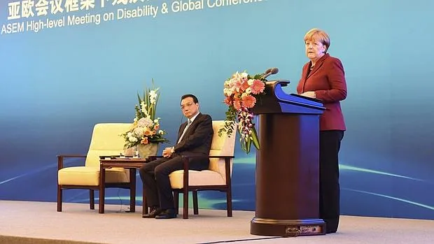 El primer ministro chino, Li Keqiang, y la canciller alemana, Angela Merkel (dcha)
