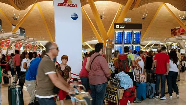 Aglomeración de pasajeros en el aeropuerto Adolfo Suárez-Madrid Barajas