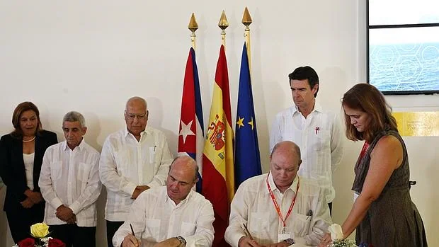 El ministro de Industria, Energía y Turismo de España, José Manuel Soria (izq), y el ministro cubano de Comercio Exterior e Inversión Extranjera, Rodrigo Malmierca (der), firman acuerdos de cooperación