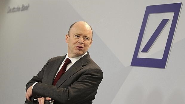 El copresidente del Consejo de Deutsche Bank John Cryan participa en una rueda de prensa en la sede de la entidad en Fráncfort