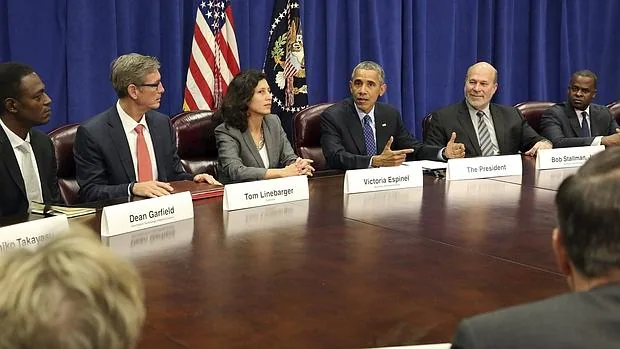 El presidente estadounidense Barack Obama (c) durante una reunión con empresarios del sector agrícola en Washington