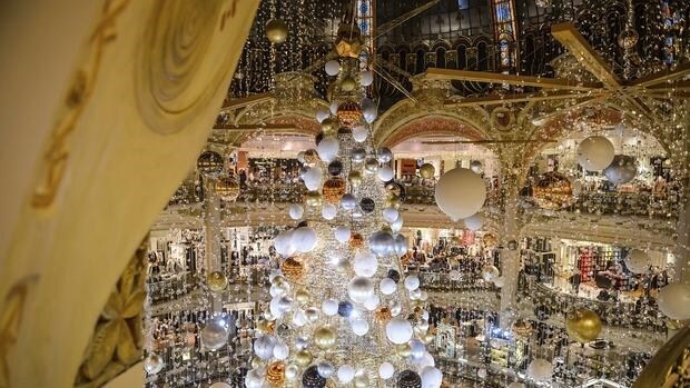 Vista del árbol de Navidad de las Galerías Lafayette de París, Francia