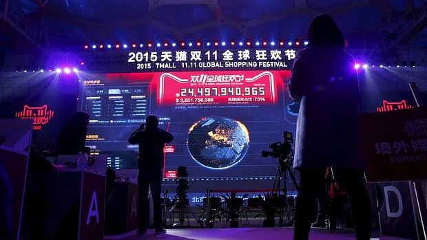 Una mujer pasa por delante de un anuncio publicitario de comercio comercio online en Pekín (China), hoy, 11 de noviembre de 2015