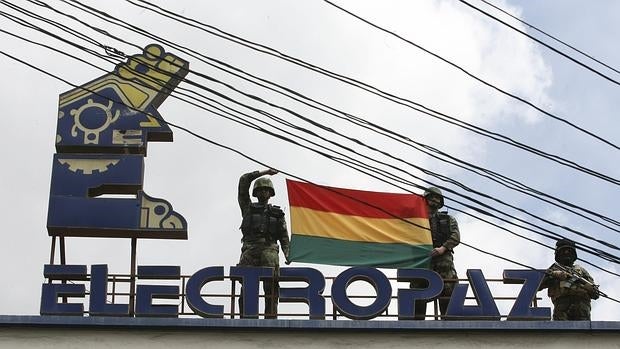 Imagen de la nacionalización de Electropaz en 2012