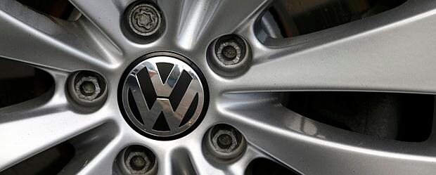Logo de Volkswagen en la llanta de una rueda