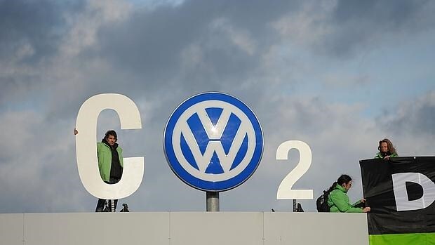 Activistas de Greenpeace en la planta de Wolfsburgo