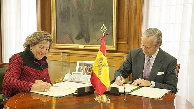 La presidenta de Unespa, Pilar González de Frutos, y el director de la Guardia Civil, Arsenio Fernández de Mesa, firman el convenio