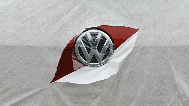 Logo de un vehículo de Volkswagen siendo desprecintado