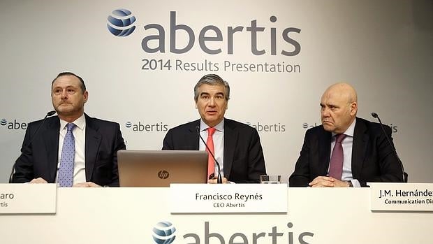 El consejero delegado de Abertis, Francisco Reynés (c), el director general Financiero y de Desarrollo Corporativo, José Aljaro (i) y el director de Comunicación, Juan María Hernández Puértolas