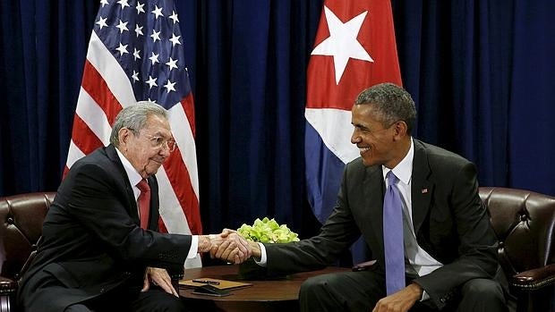 Raúl Castro y Obama estrechan la mano en una reunión de la Organización de Naciones Unidas en septiembre