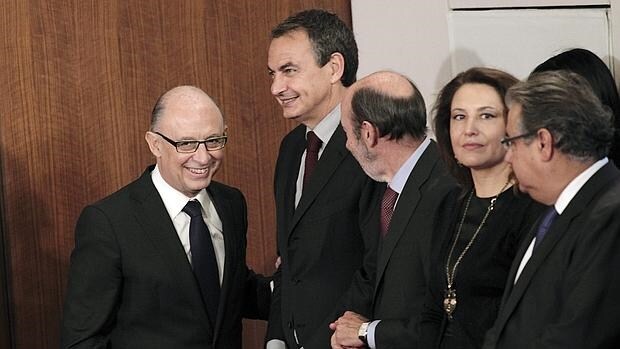El ministro de Hacienda, Cristóbal Montoro, junto al expresidente del Gobierno, José Luis Rodríguez Zapatero