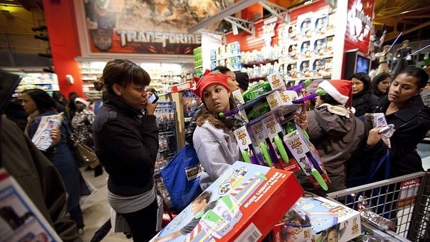 Consumidores estadounidenses en un comercio de Nueva York