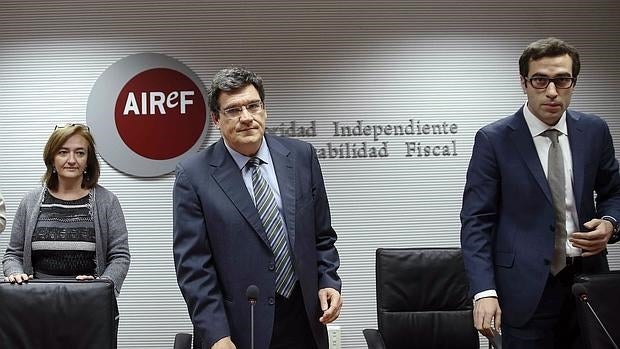 El presidente de la Autoridad Independiente de Responsabilidad Fiscal, José Luis Escrivá, la directora de la División de Análisis Presupuestario Cristina Herrero, y el economista Carlos Cuerpo