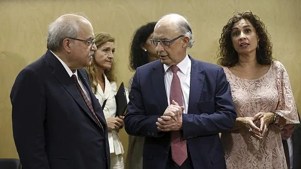 El consejero de Economía catalán, Andreu Mas-Colel, y el ministro de Hacienda, Cristóbal Montoro