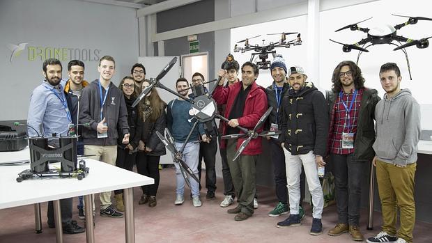 Equipo de Dronetools en la sede de la compañía en Coria del Río