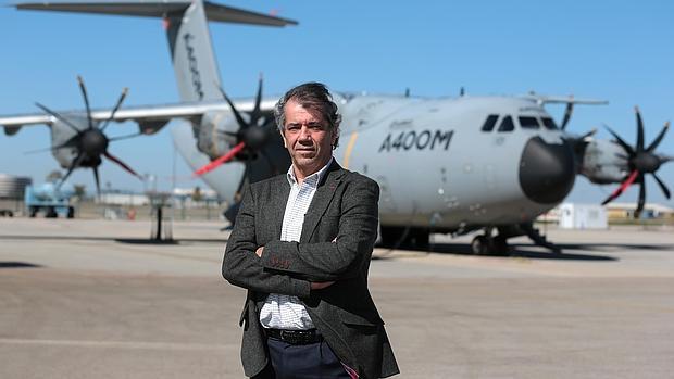 Fernando Alonso en Sevilla, ante un avión A400M, de cuyo primer vuelo se cumplen hoy seis años