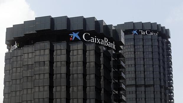 Caixabank, BBVA y Santander cobrarán dos euros máximo por el uso de los cajeros
