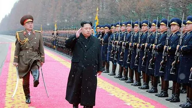 Kim Jong-un saluda a varios soldados norcoreanos en una foto de archivo