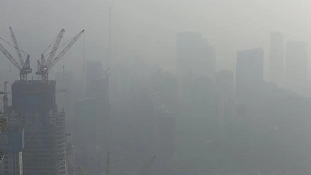 Una zona de construcción rodeada de una intensa niebla en la ciudad de Beijing