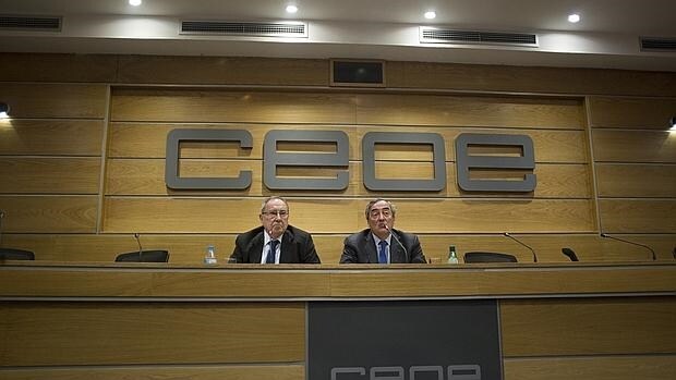 El presidente de la CEOE Joan Rosell y José Luis Bonet en rueda de prensa