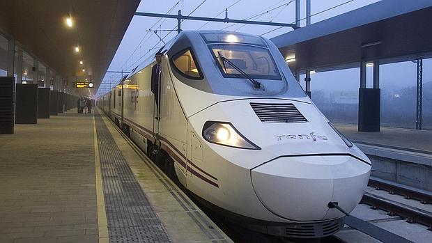 Un tren AVE en la estación de Zamora