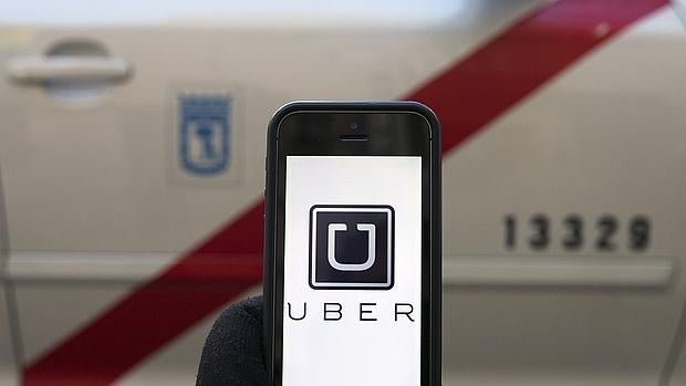 La CNMC pide que Uber o Cabify compitan libremente con el taxi