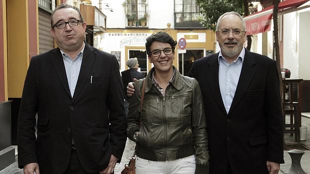 Juan Ferreras, Mamen Vergeles, directora general y Domingo Ureña, ayer en Sevilla