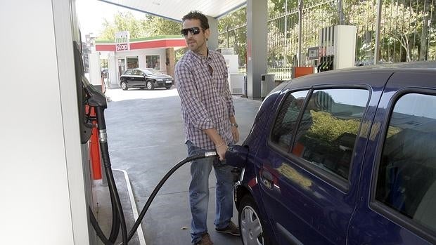 Un usuario reposta en una gasolinera