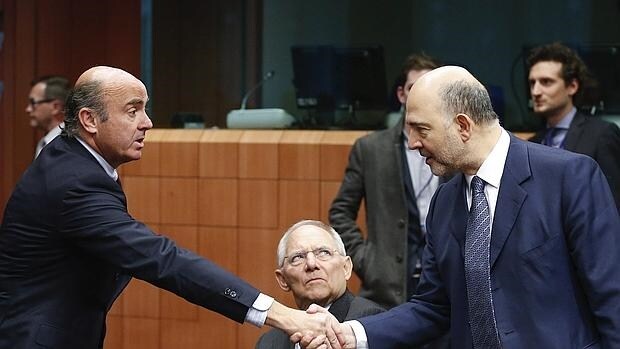El ministro de Economía en funciones, Luis de Guindos, junto a su homólogo alemán Schauble y el comisario europeo de Economía, Pierre Moscovici