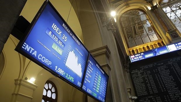 Panel informativo de la Bolsa de Madrid que muestra la evolución del IBEX35 que ha iniciado la jornada con fuertes ganancias y se ha anotado 200,30 puntos, el 2,55 %,