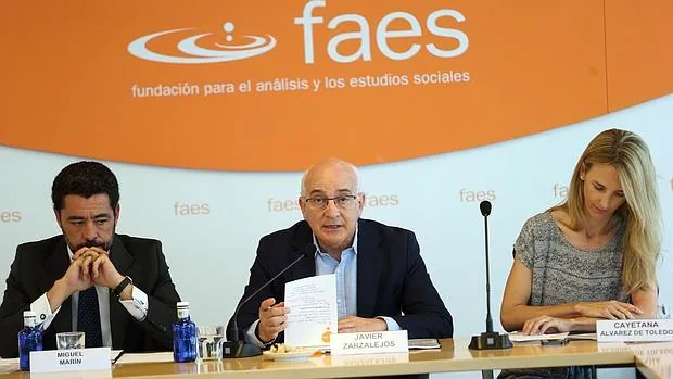 Miguel Marí, Javier Zarzalejos y Cayetana Álvarez de Toledo en la presentacion del programa FAES