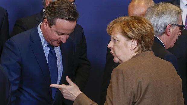 La canciller alemana, Angela Merkel, junto al primer ministro británico, David Cameron