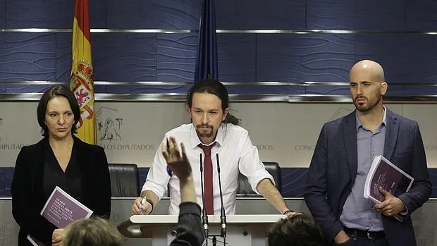 El secretario general de Podemos, Pablo Iglesias, acompañado por el portavoz económico del partido, Nacho Álvarez (d), y la diputada Carolina Bescansa