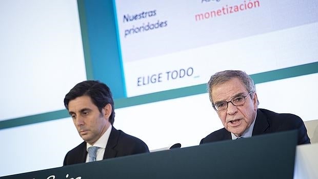 El presidente de Telefónica, César Alierta (d), junto al consejero delegado, José María Álvarez-Pallete, durante la presentación hoy de los resultados obtenidos en 2015 por la compañía