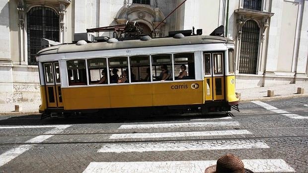 eLEl pleito enfrentaba al banco Santander Totta, filial de la entidad española, con cuatro empresas públicas portuguesas: Metro de Oporto, Metro de Lisboa, Carris (autobús y tranvía de Lisboa) y STCP (autobús y tranvía de Oporto)