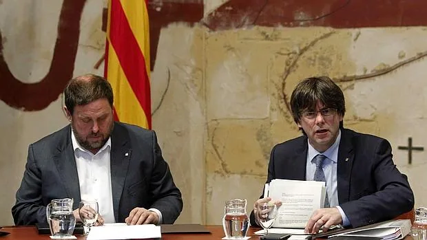 El conseller de Economía junto al presidente de la Generalitat, Carles Puigdemont