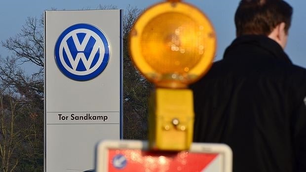 Un trabajador de Volkswagen llega a la planta de la compañía en Wolfsburg