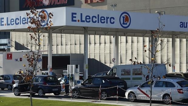 Gasolinera en el centro comercial Isla Azul