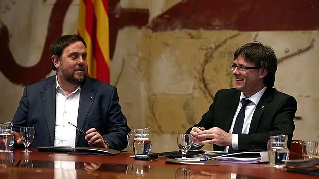 El vicepresidente y conseller de Economía de la Generalitat de Cataluña (izda) junto al presidente de la Generalitat Carles Puigdemont (dcha)