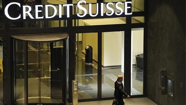 La entrada de la sede de Credit Suisse en Zúrich (Suiza)
