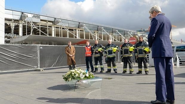 El secretario de Estado de Estados Unidos, John F. Kerry, en el aeropuerto de Bruselas, Zaventem, ayer