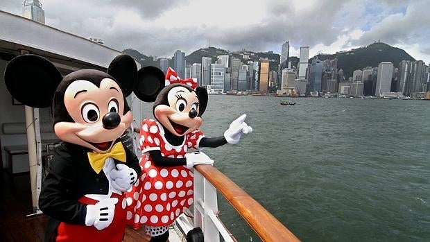 Mickey Mouse y Minnie Mouse en la bahía de Hong Kong, que dispone del parque temático más pequeño del mundo