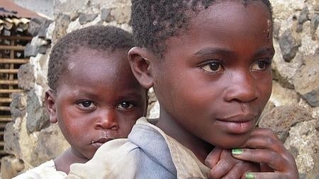 Niños de Rugari, una zona de la República Democrática del Congo, donde Cáritas interviene para ayudar a la población. Más de 700.000 personas se verán beneficiadas de una dotación de 5,1 millones de euros que esta organización ha recibido a través del fondo ético «Santander Responsabilidad Conservador», un fondo de inversión del Banco de Santander