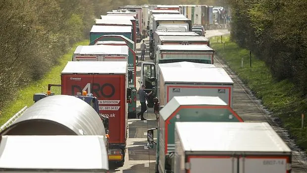 Camiones bloquean la autopista E411 en dirección a Luxemburgo en Spontin al sur de Bélgica