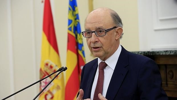 El ministro de Hacienda y Administraciones Públicas en funciones, Cristóbal Montoro, tras una reunión que ha mantenido con el presidente de la Generalitat Valenciana, Ximo Puig,